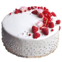Белый торт с ягодами в Санкт-Петербурге