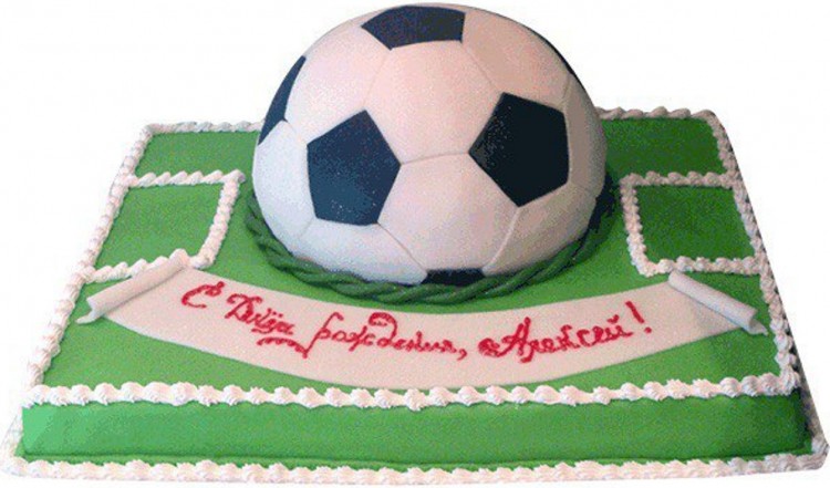 Торт в виде футбольного поля с мячом