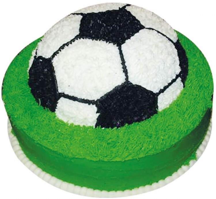 Торт в виде футбольного мяча из крема