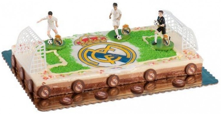 Торт в виде футбольного поля реал