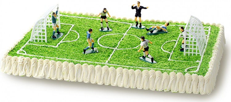 Торт в виде футбольного поля без мастики