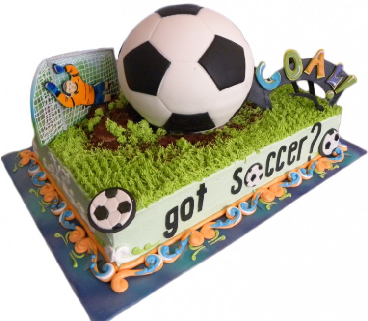 Торт в виде футбольного поля с мячом и воротами