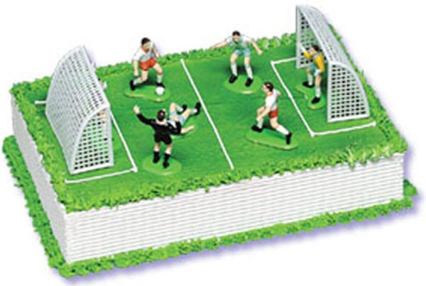 Торт в виде футбольного поля с футболистами